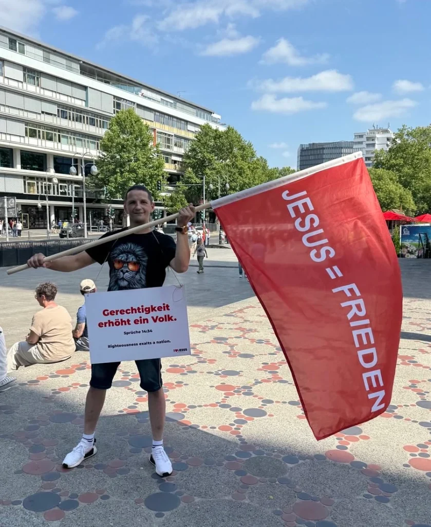 Артем с флагом